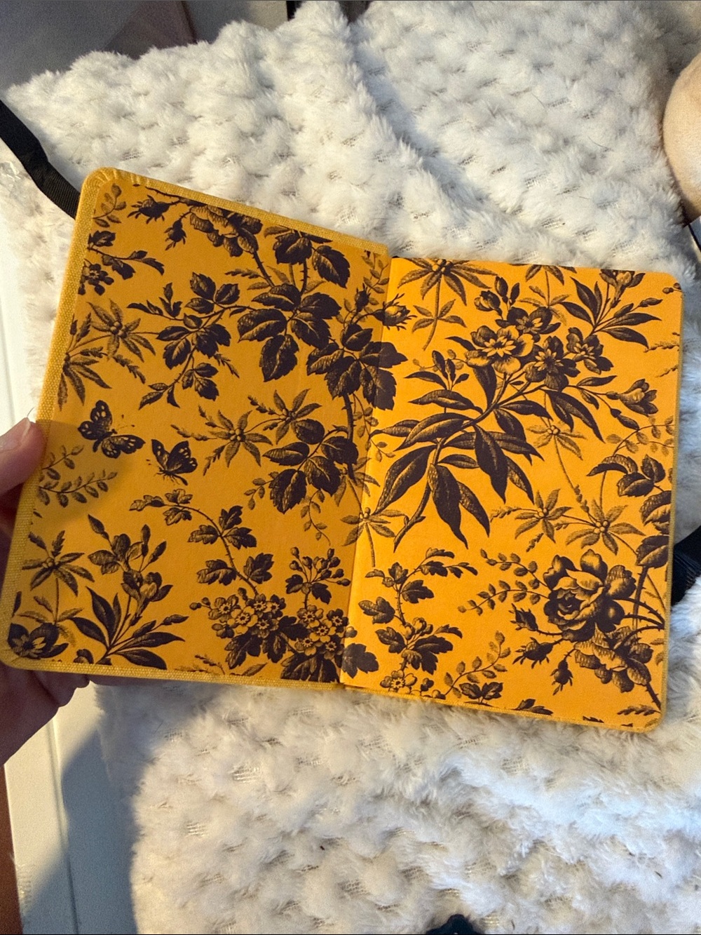 Gucci Beauty Notebook WITH Gucci Ornament - Picture 3 of 4